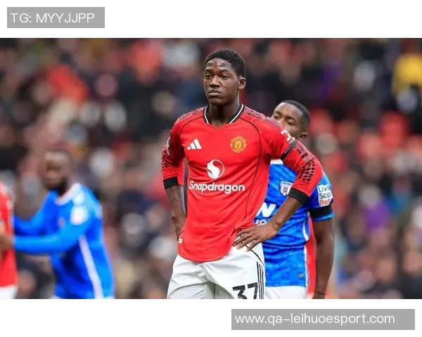 拜仁对曼联中场梅努表现出浓厚兴趣引发关注